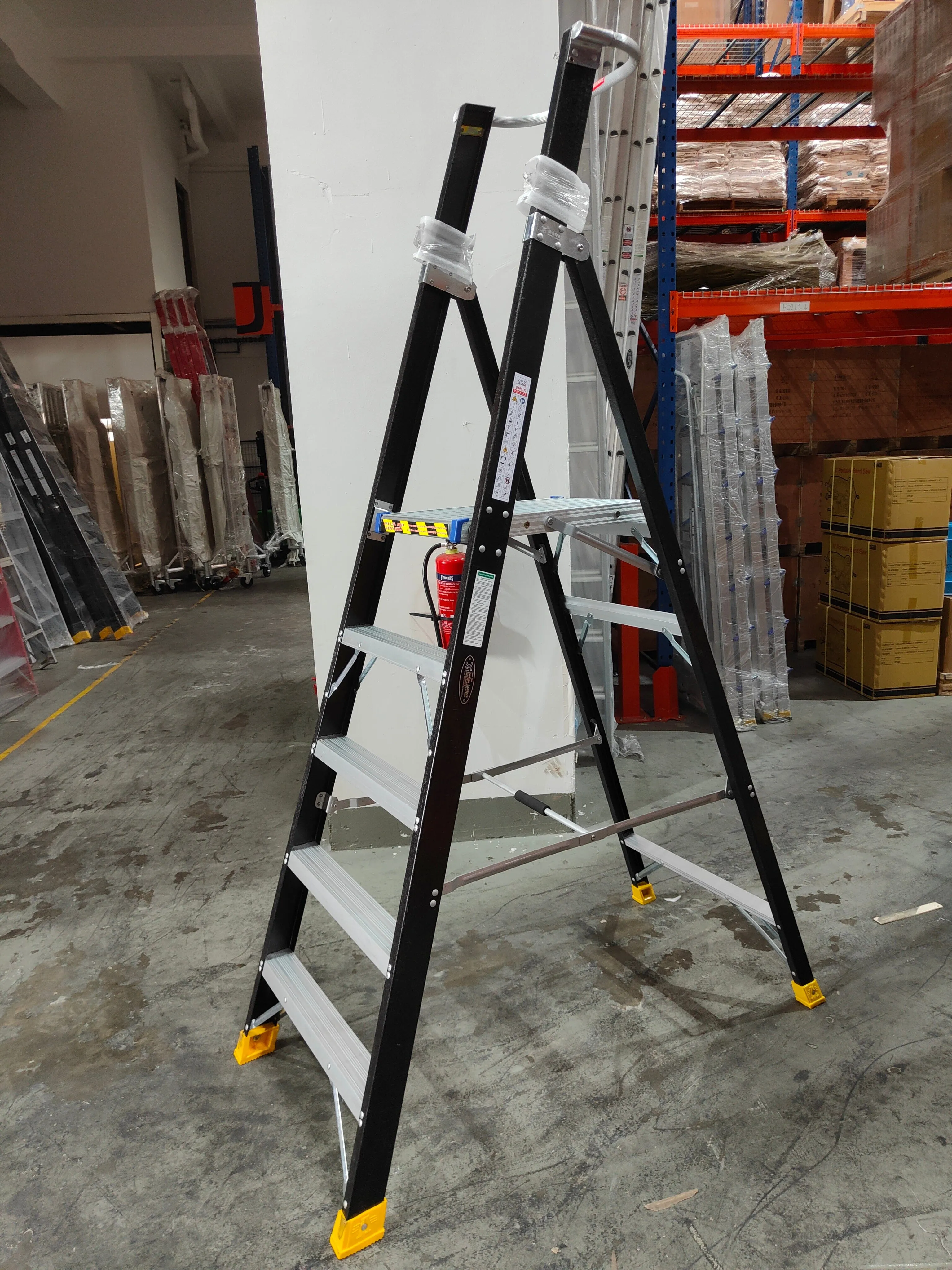 XG Fibreglass Platform Ladder Black with Safety Chain | Model: L-XG152FB