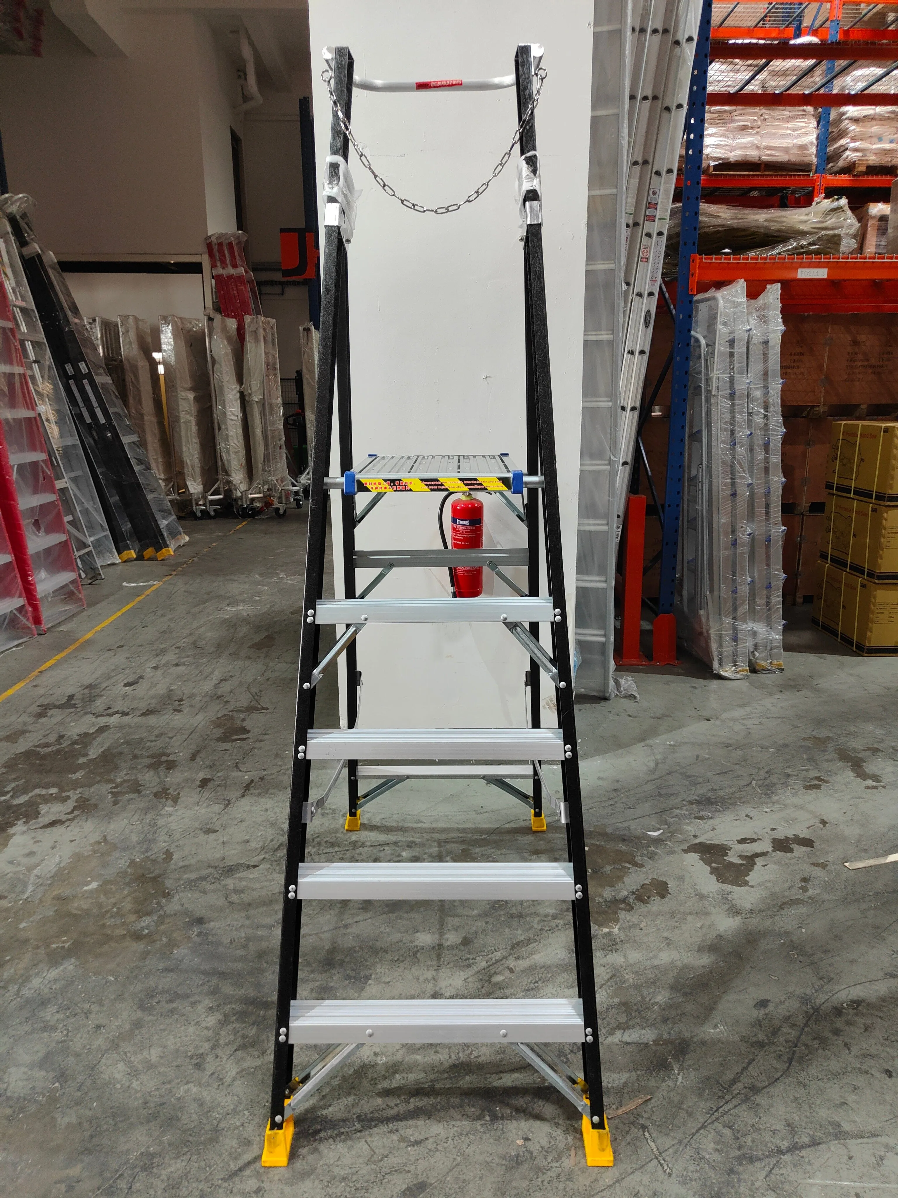 XG Fibreglass Platform Ladder Black with Safety Chain | Model: L-XG152FB