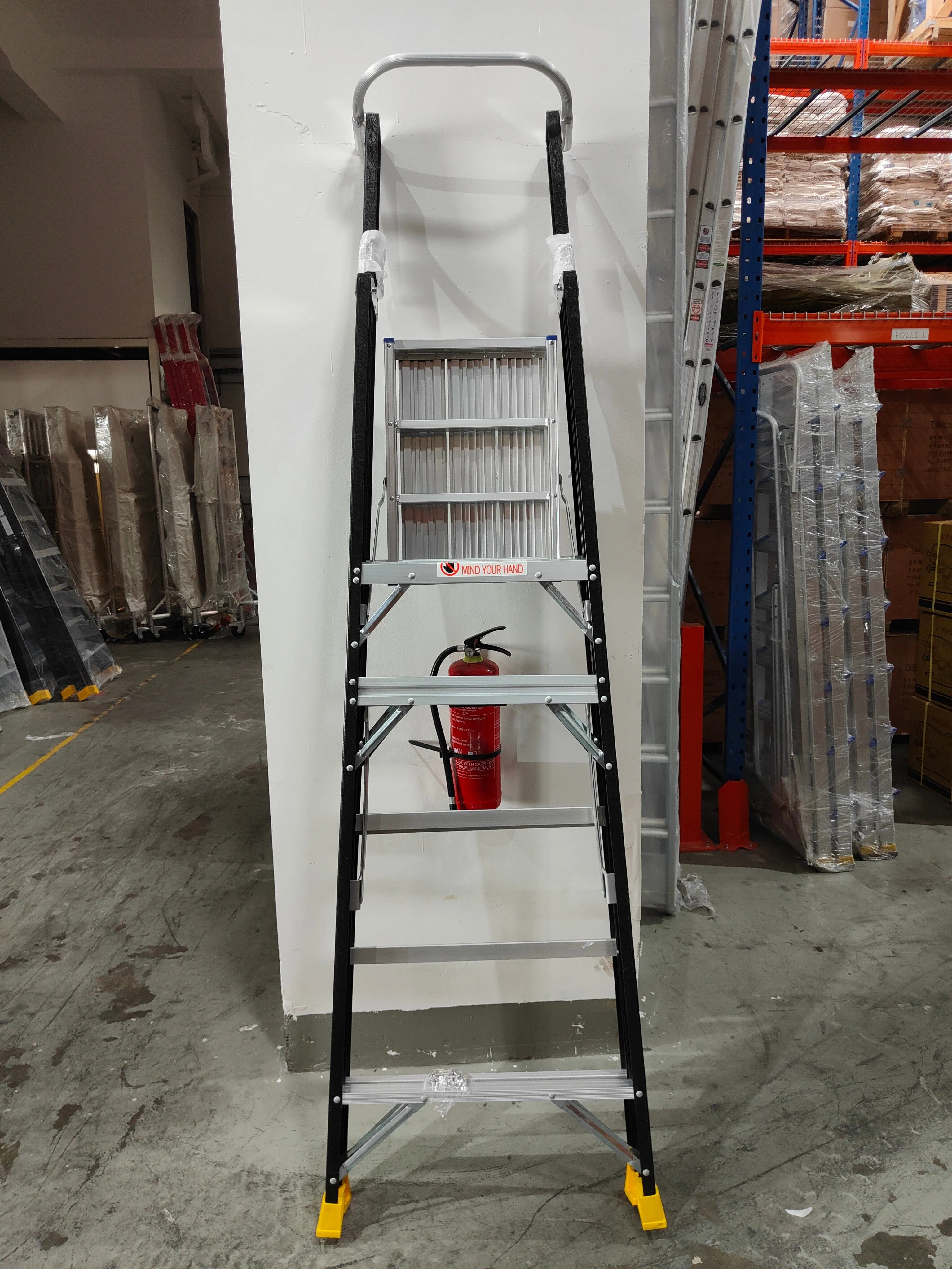 XG Fibreglass Platform Ladder Black with Safety Chain | Model: L-XG152FB